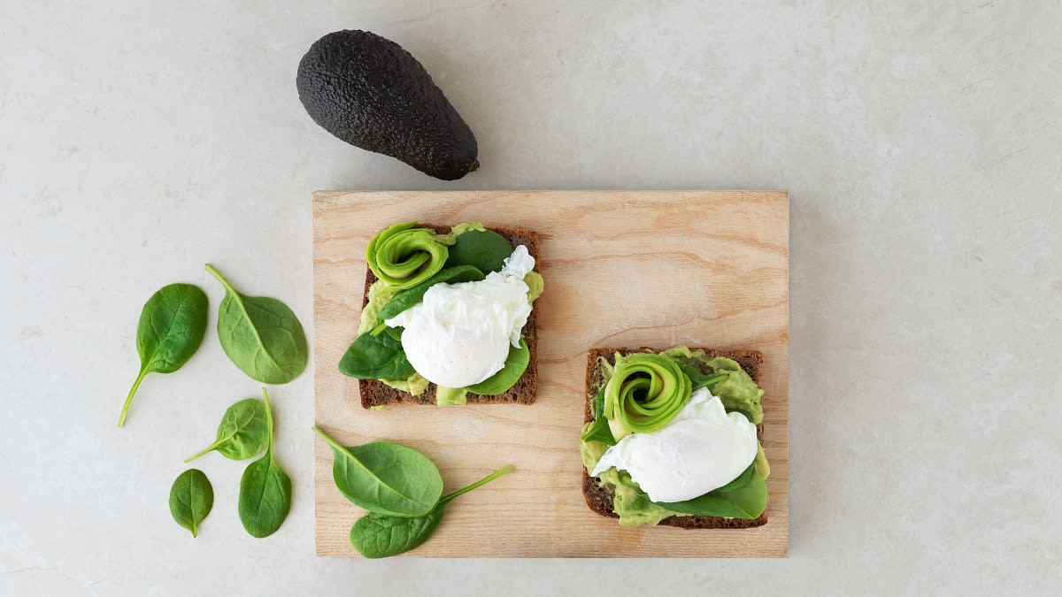 Sumuštiniai su rugine duona, be lukšto virtais kiaušiniais, špinatais, avokadais