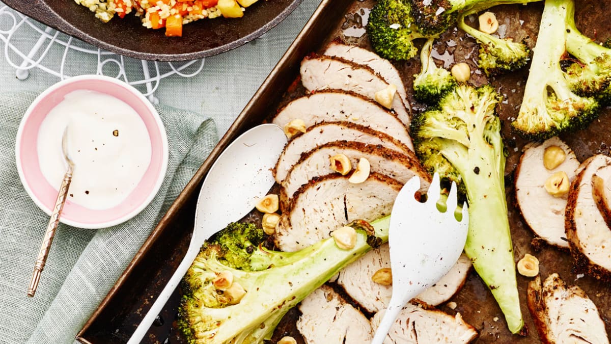 Pipiruose kepta kalakutiena su bulguru, brokoliais ir grietine