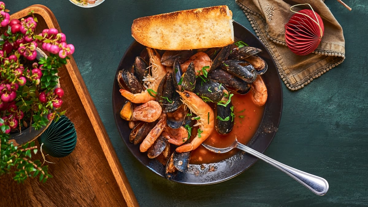 Midijų ir krevečių užkandis su pomidorais ir pupelėmis