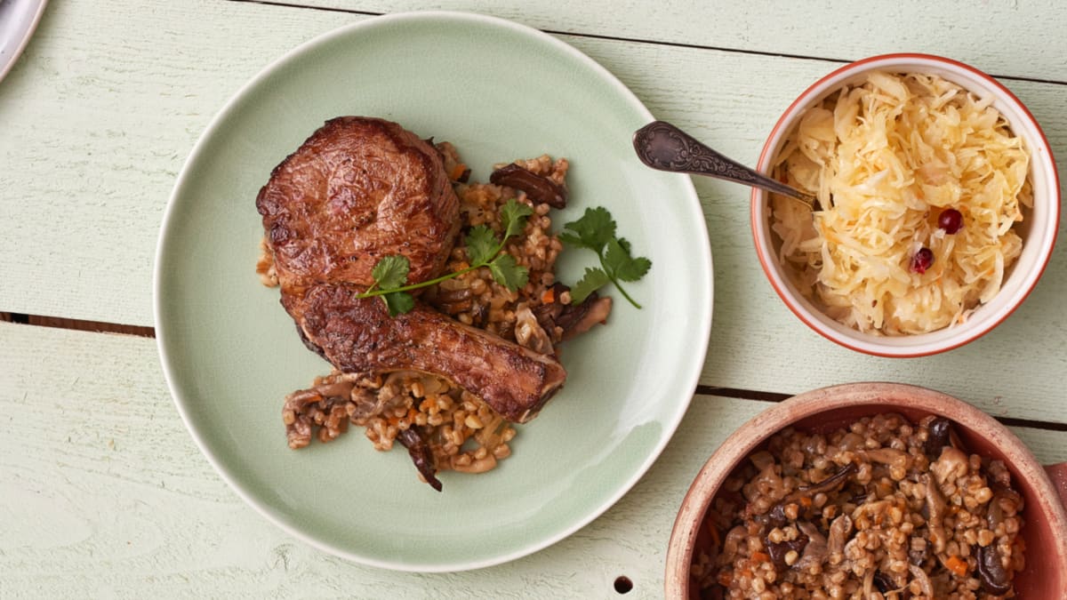 Lietuviškas jautienos antrekotas su kruopomis ir grybais