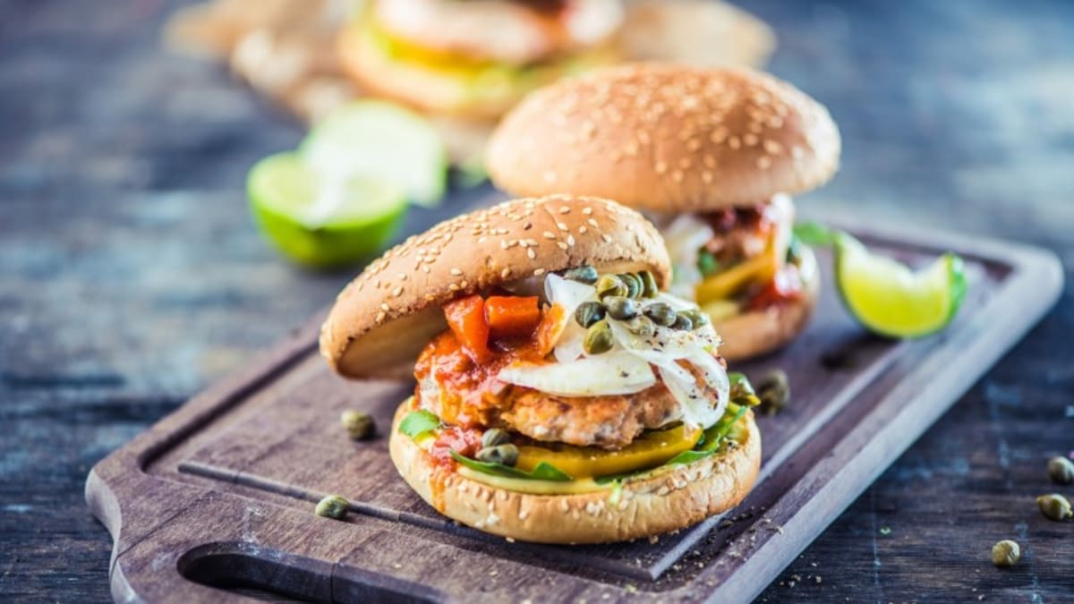 Laša burgeri ar marinētu fenheli