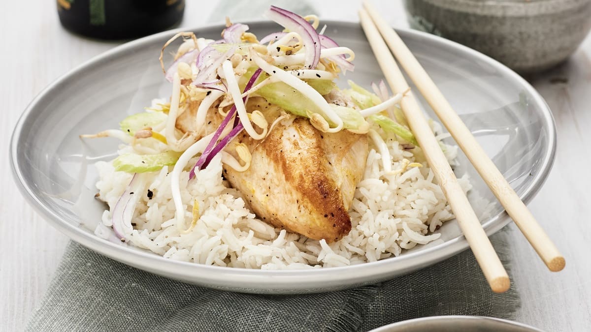 Kana idusalati ja maapähklikastmega