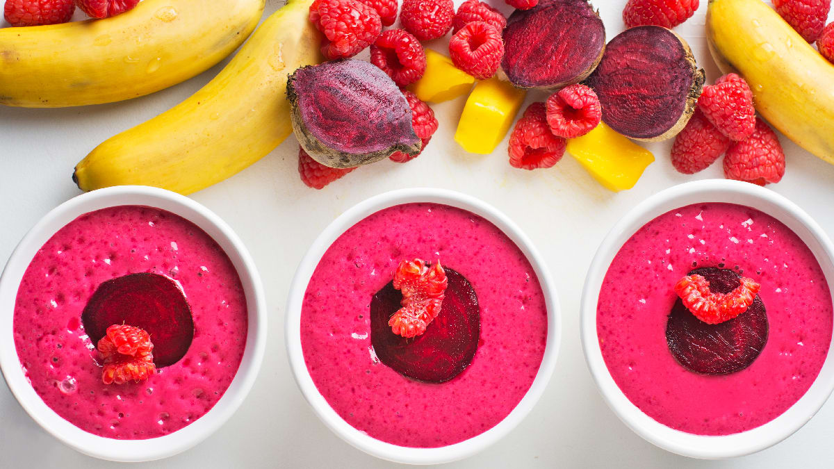 Roosa smuuti vaarikate ja värske peediga