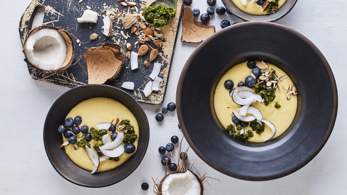 Mango aukstā zupa ar pistāciju un piparmētru drumstalām