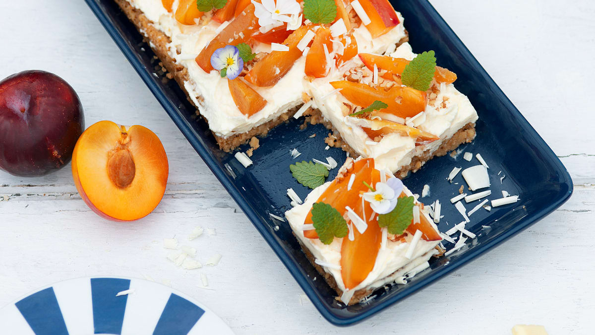 Maskarponės plokštainis su slyvomis ir baltuoju šokoladu