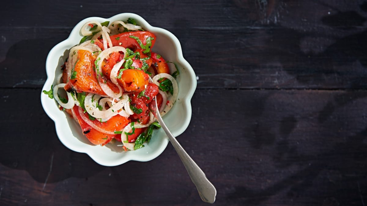 Griliuje keptų paprikų salotos