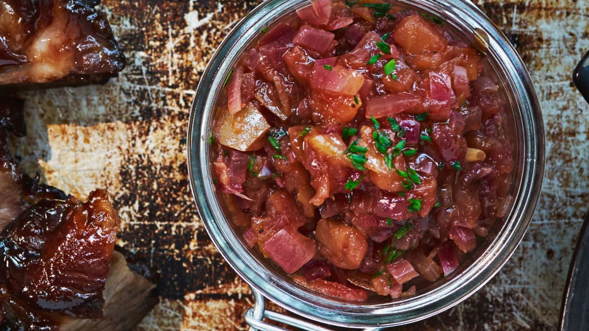 Raudonųjų svogūnų ir apelsinų inidiškas padažas su gvazdikėliais ir imbieru