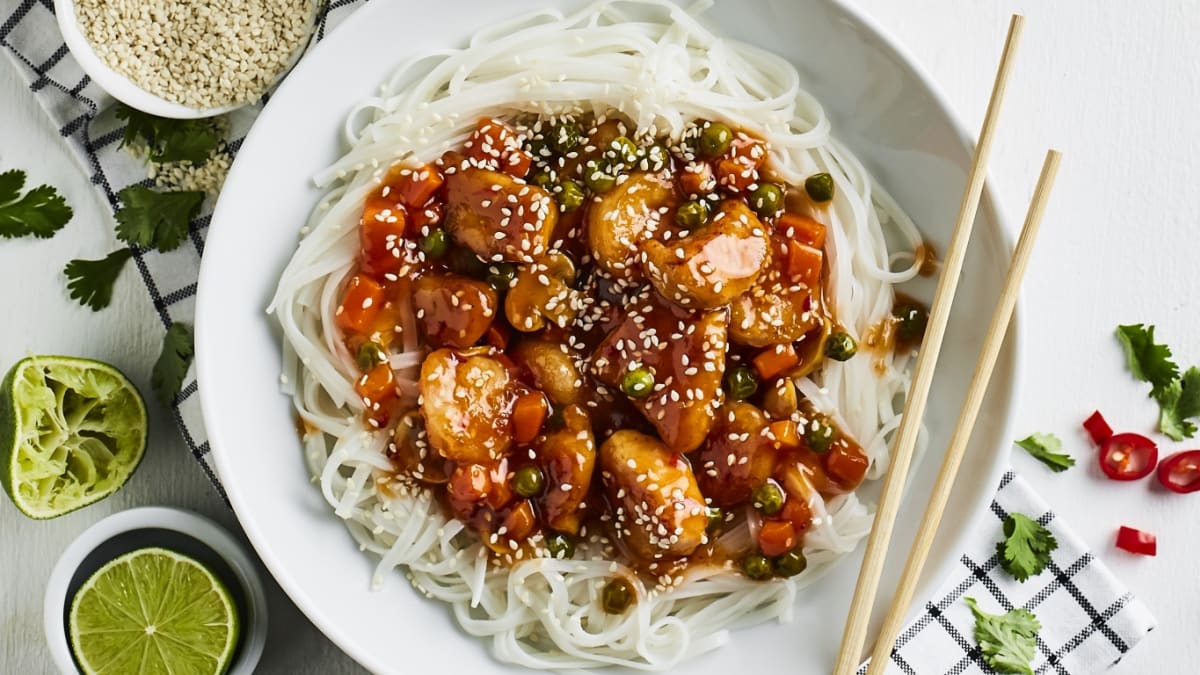 Rīsu nūdeles ar vistu un garnelēm saldskābajā mērcē