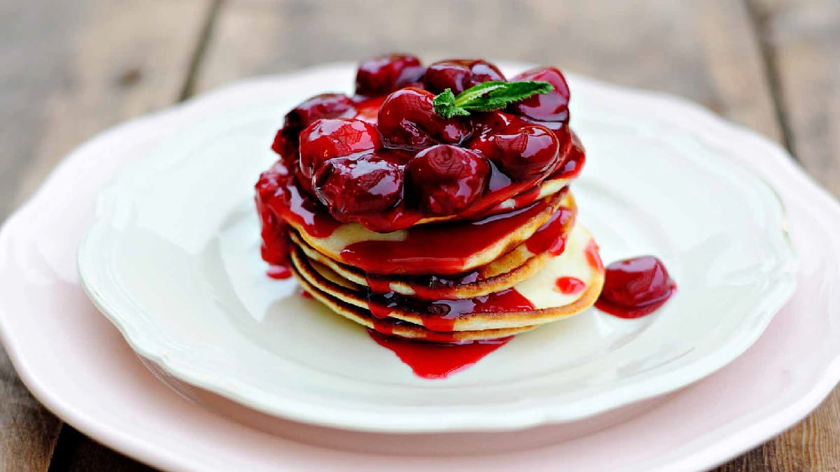 Kohupiima pannkoogid sooja kirsikompotiga
