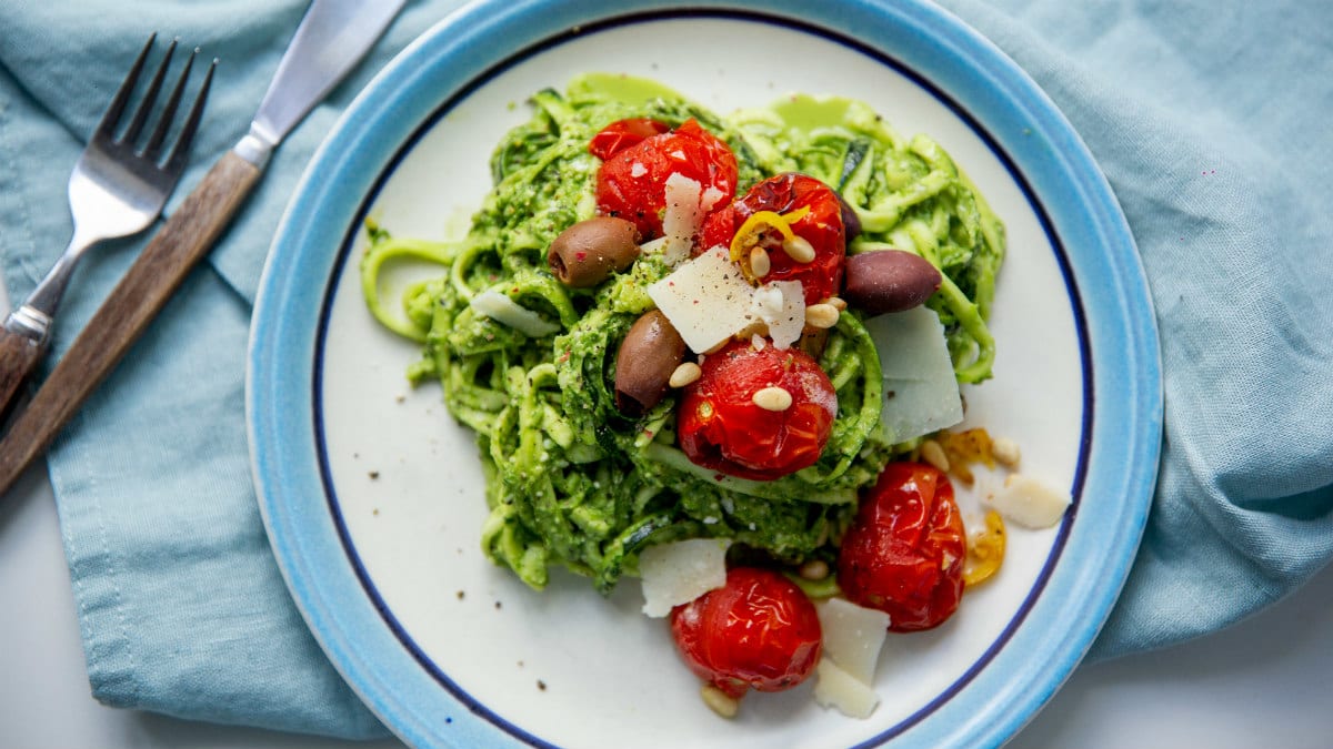 Suvikõrvitsanuudlid murulaugupestoga