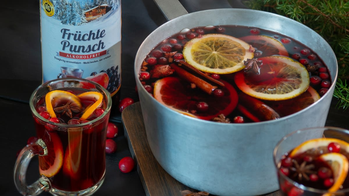 Karšto vyno gėrimas su apelsinais ir spanguolėmis