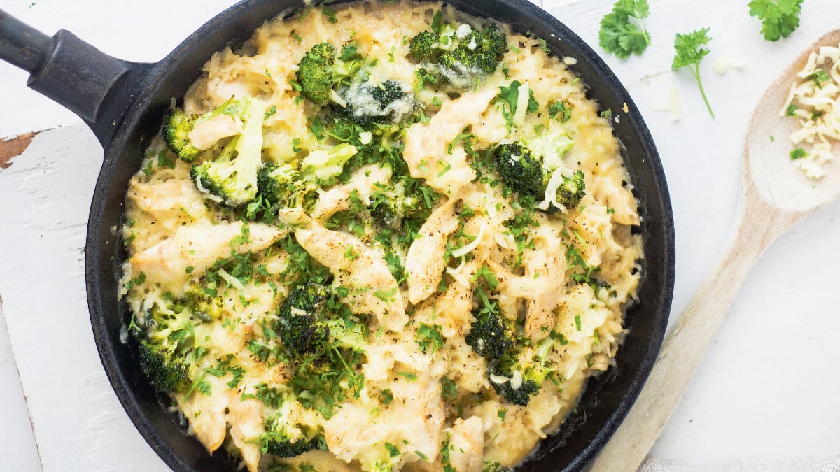 Juustune kana ja riisi panniroog brokoliga