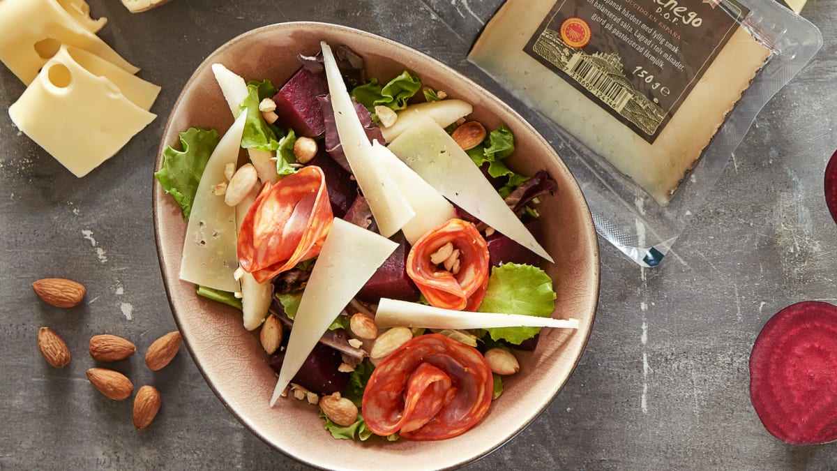 Salotos su mančegu, burokėliais ir kriaušėmis