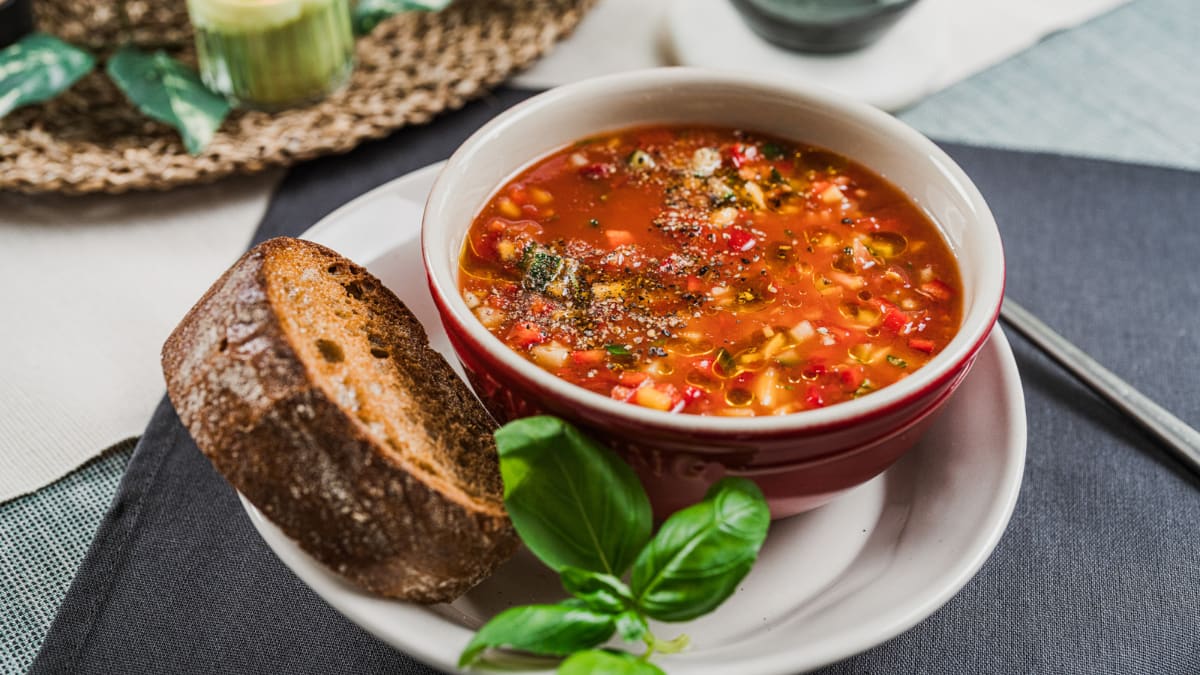 Gaspačo ar grauzdētu maizi