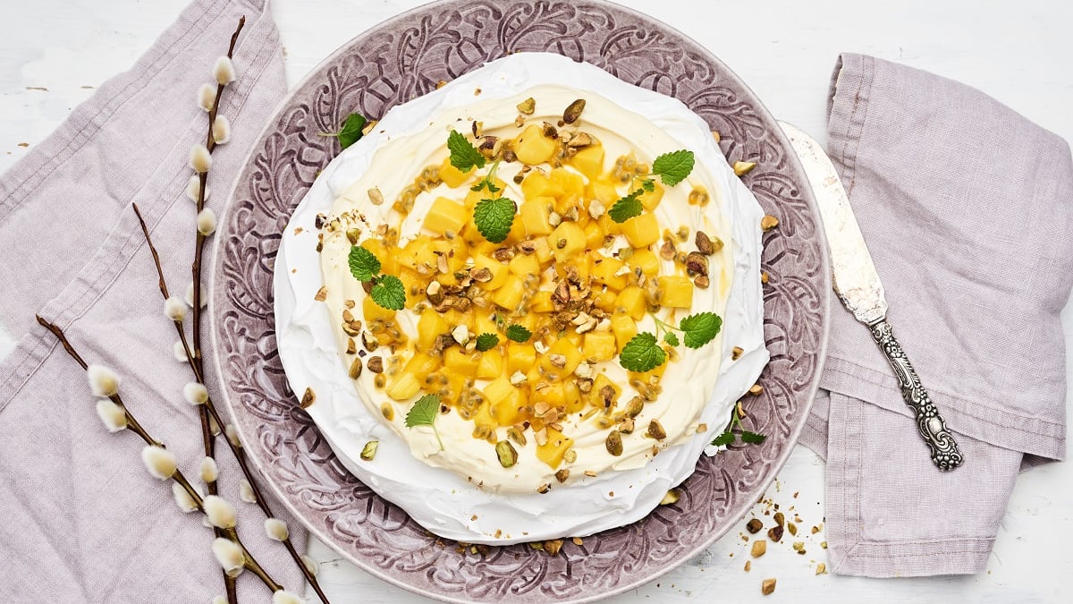 Veganiška pavlova su mangais ir pasiflorais