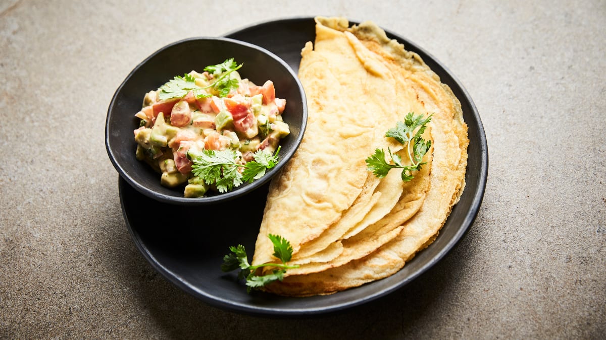 Plānās pankūkas ar avokado salātiem