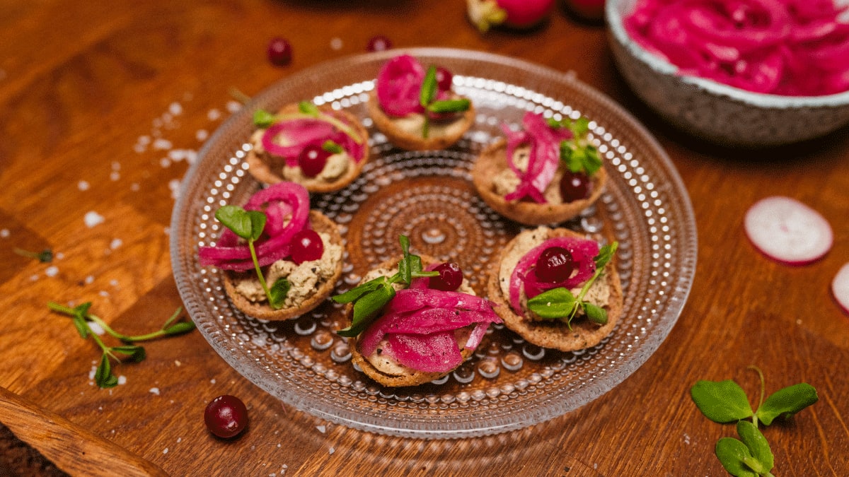 Rukkikrõpsud veisepasteedi ja punase sibulaga