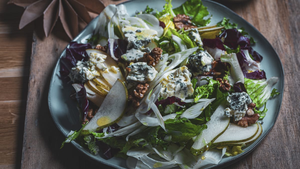 Zilā siera salāti ar medus mērci