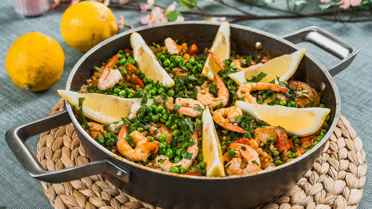 Paelja ar vistu un garnelēm