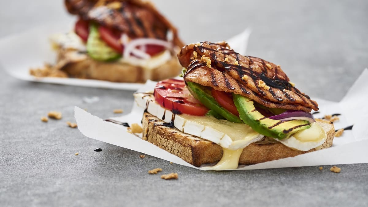 Võileib grillpeekoni, kreemja Brie juustu ja tomatiga