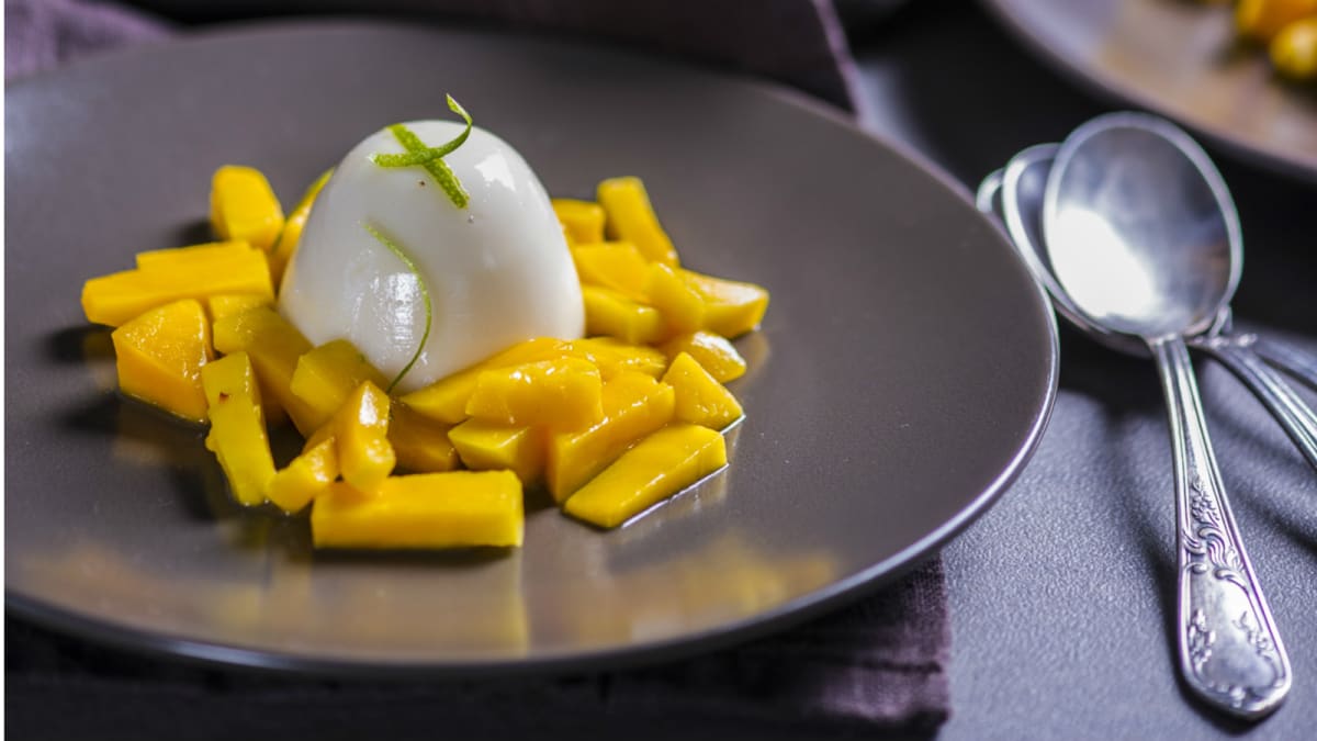 Kookoskreemi ja valge šokolaadi panna cotta mangoga