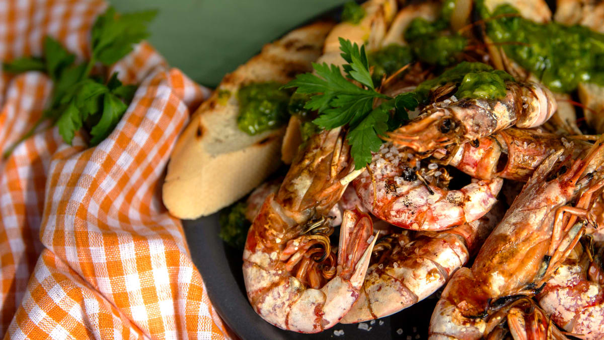 Grillitud krevetid krõbeda saiaga