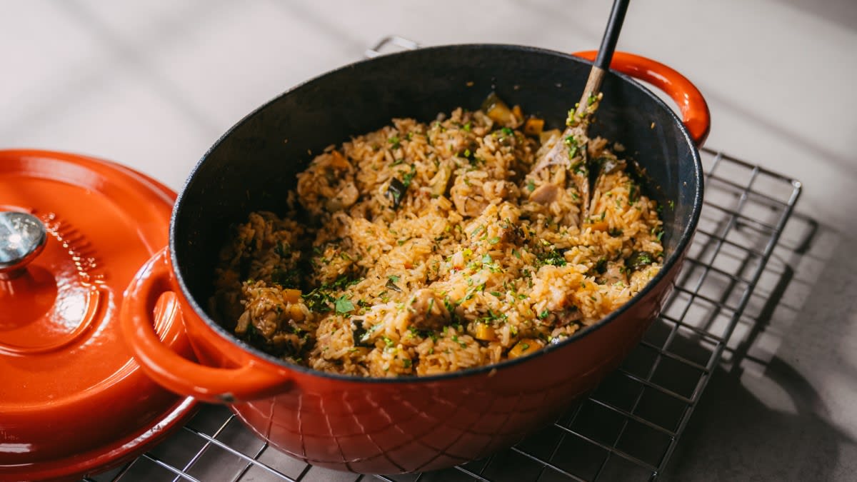 Vienas pannas rīsu sautējums ar dārzeņiem un vistu 