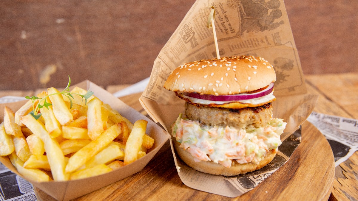 Klassikaline burger kapsa-porgandisalati, praemuna ja hakkšnitsliga