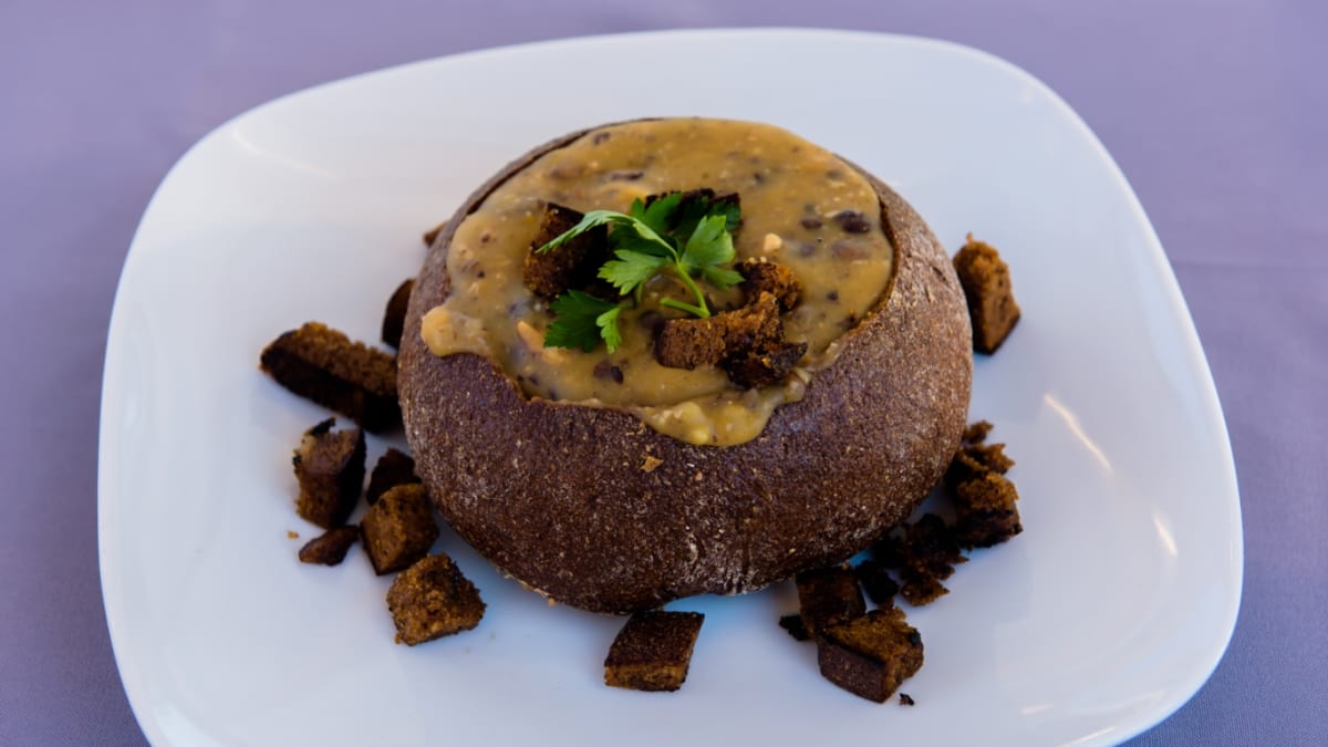 Pelēko zirņu zupa, servēta maizes kukulītī