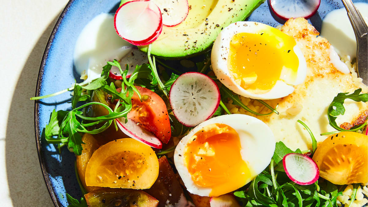 Bulgura salāti ar ceptu sieru un 3 minūšu olu