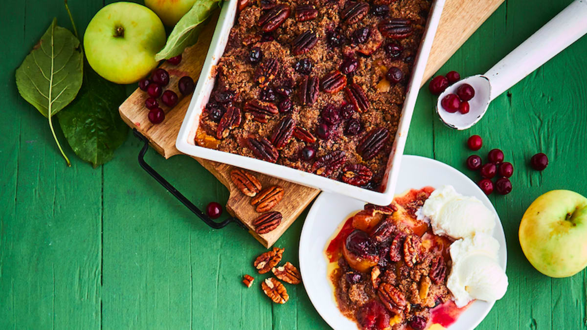 Karstais rudens augļu kārtojums ar pekanriekstiem un saldējumu