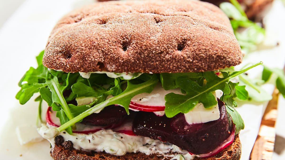 Grilētu biešu un fetas burgers