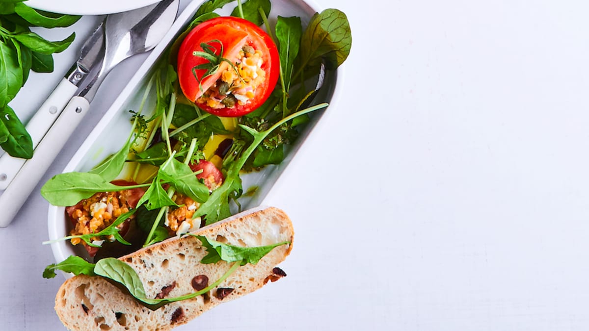 Pildīti tomāti ar lēcu siera salātiem