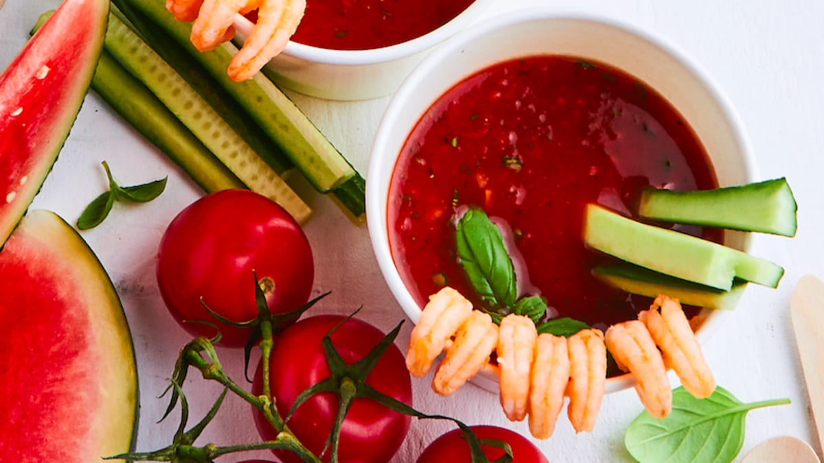 Arbūzu un tomātu gaspačo ar garnelēm