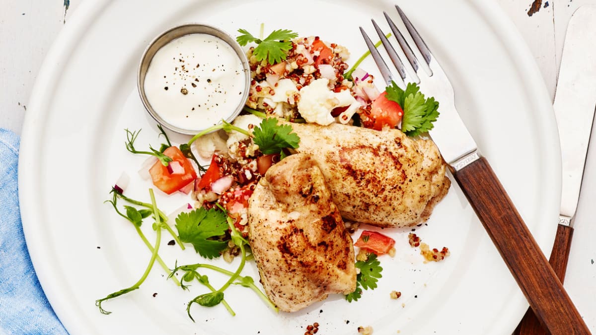 Šiltos sėklų ir kruopų salotos su daržovėmis, vištų šlaunelėmis ir jogurtu