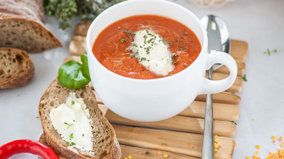 Lēcu zupa ar kariju, tomātiem un spinātiem
