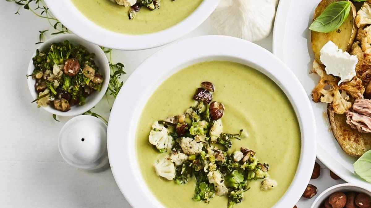 Brokoļu krēmzupa ar ceptiem brokoļiem un lazdu riekstiem