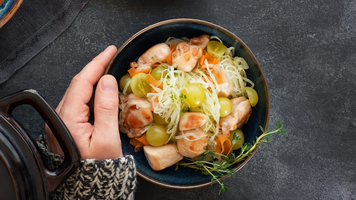 Truša un kāpostu sautējums ar vīnogām