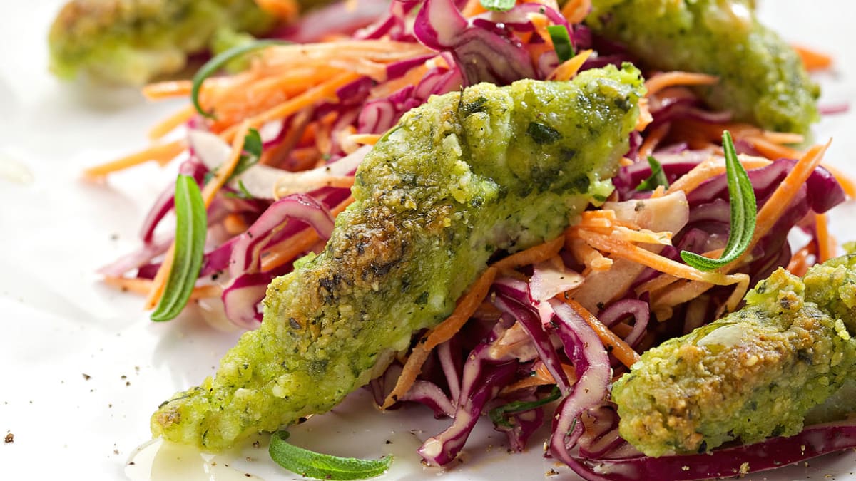 Gardūs žuvų piršteliai su traškiomis salotomis