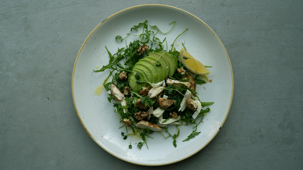 Rukolas-avokado salāti ar vistas fileju