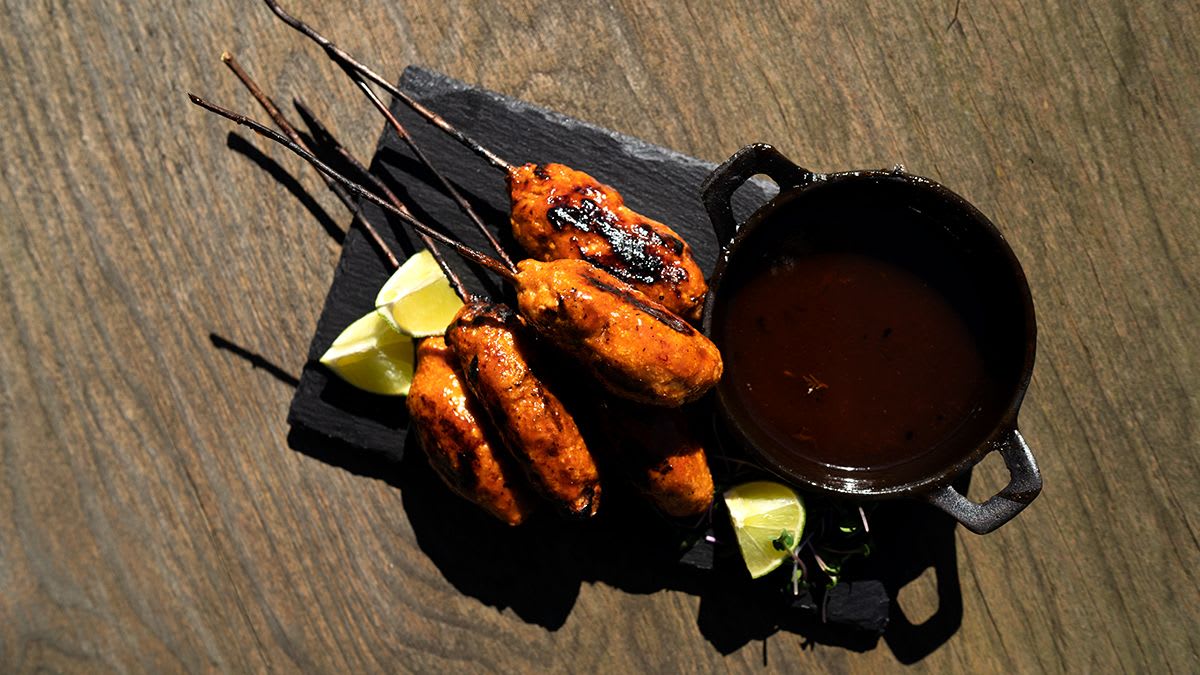 Kadiķī kūpināts vistas un garneļu iesmiņš