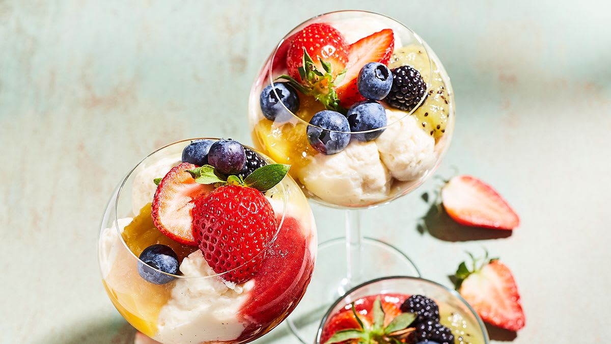 Vaniļas krēms ar augļu un ogu biezeņiem