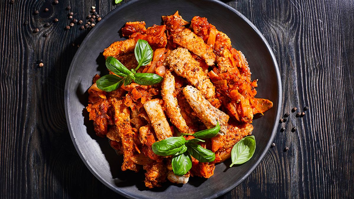 Ceptas zivtiņas tomātu, sīpolu un burkānu marinādē