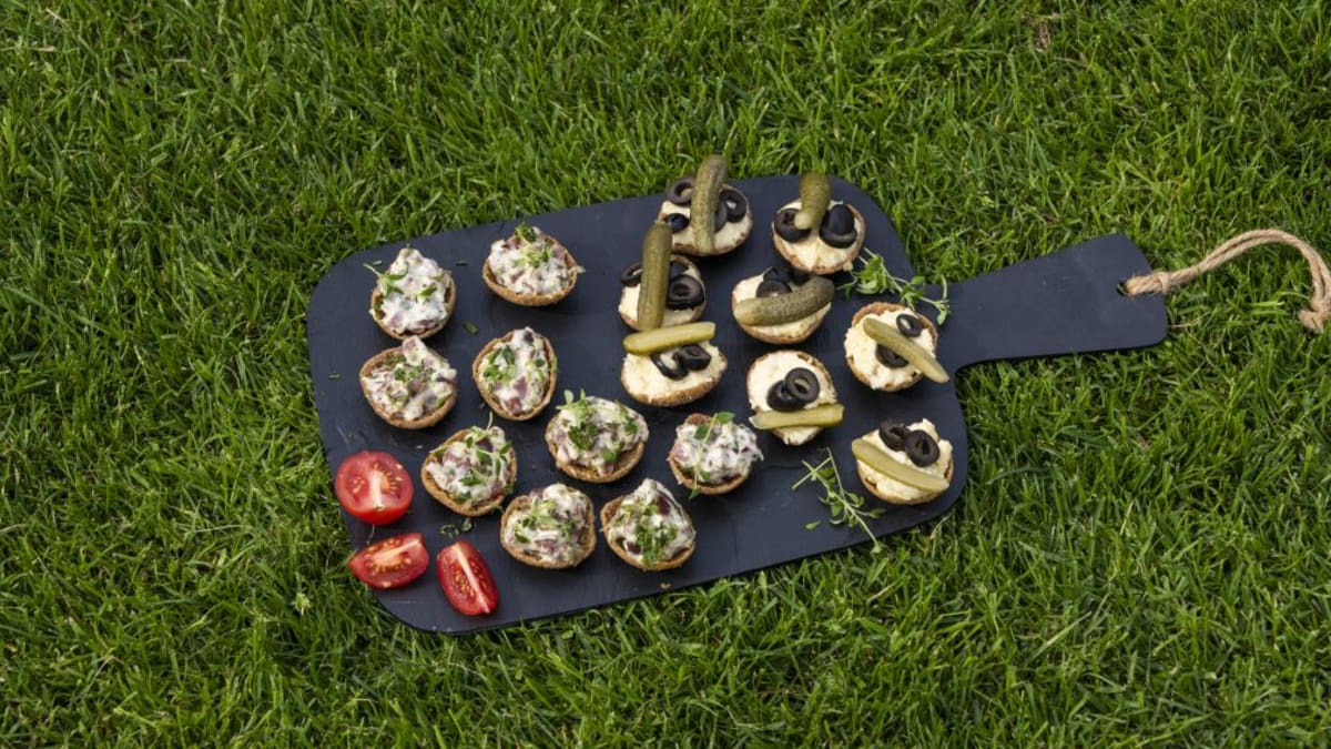 Täidetud leivakorvikesed suitsuvorstitartariga