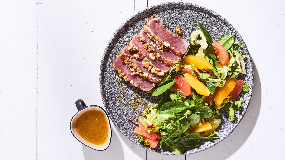 Tuncis ar citrusaugļu salātiem