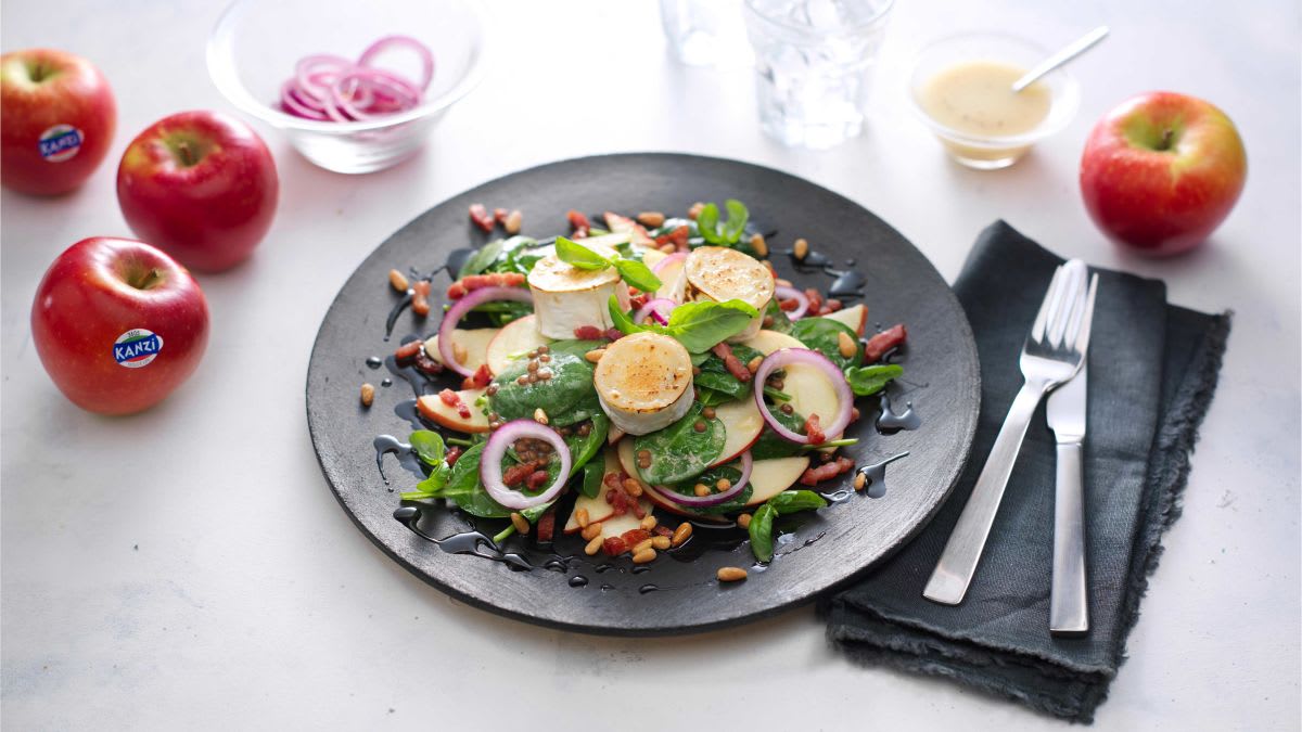 Ābolu un spinātu salāti un silts kazas siers