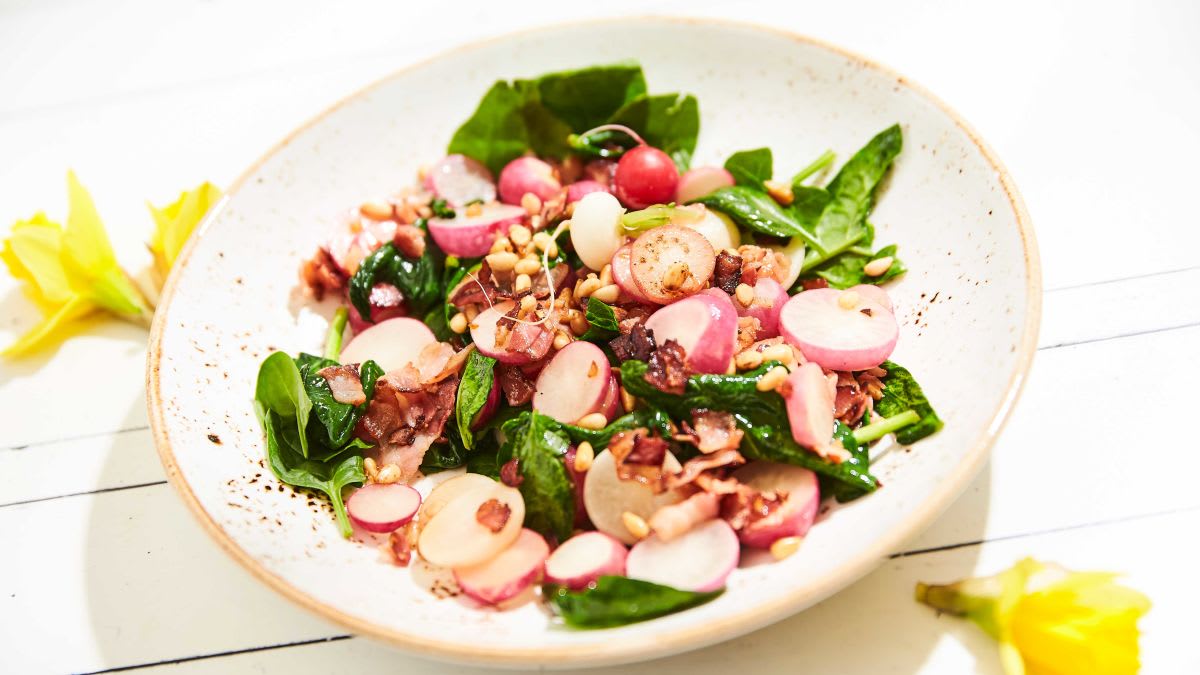 Redīsi ar bekonu spinātos