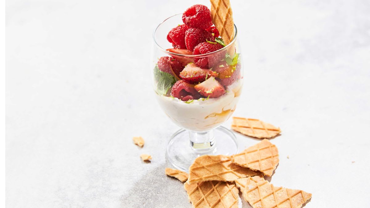 Jogurts un ogu deserts ar agaves sīrupu