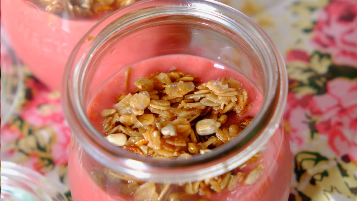 Maasika-kirsismuuti 5 minuti müsliga