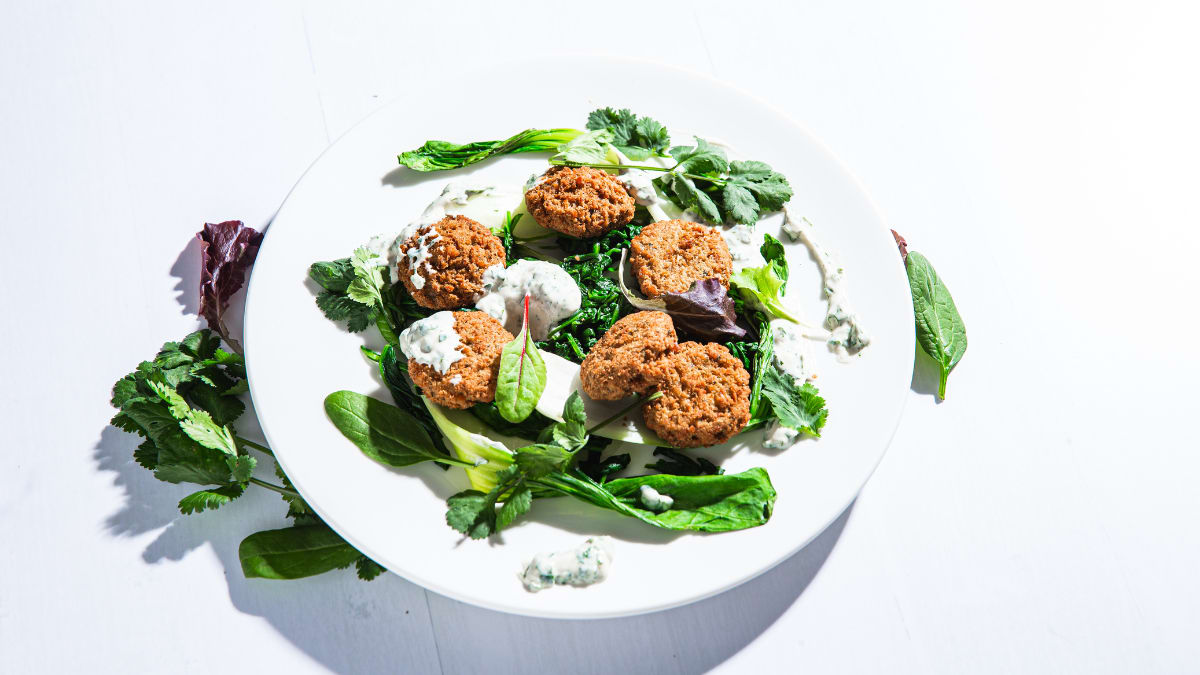 Turku zirņu bumbiņas ar tahini mērci un pakčoi salātiem